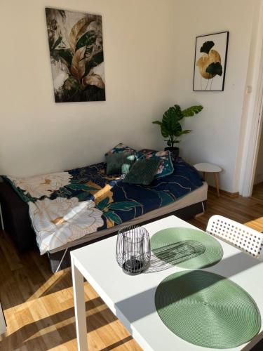 salon z łóżkiem i stołem w obiekcie Słoneczny apartament na Żoliborzu dla 2 osób przy Arkadii w Warszawie