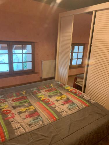 une chambre avec un lit avec une couette dessus dans l'établissement Cedric, à Bassy