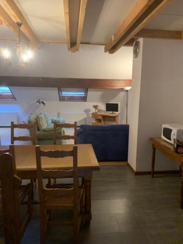 un salon avec une table et un canapé dans l'établissement Cedric, à Bassy