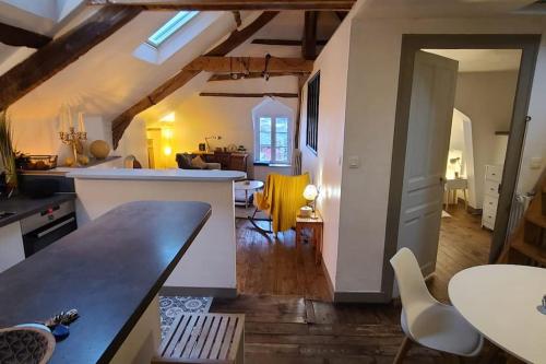 cocina y sala de estar con mesa y sillas en Appartement Intra murailles, en Vannes