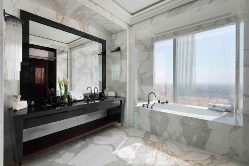 Bilik mandi di Banyan Tree Doha At La Cigale Mushaireb