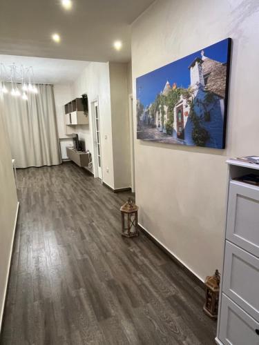 salon z dużym obrazem na ścianie w obiekcie Home Chiara w mieście Bari