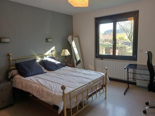 1 dormitorio con cama y ventana en Le gîte du colombier, en Les Vans