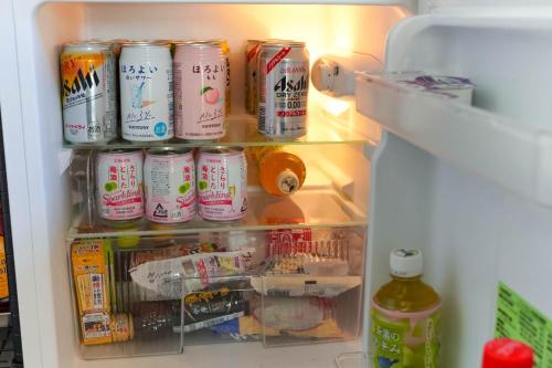einem offenen Kühlschrank mit Limonaden und Lebensmitteln in der Unterkunft Irori no Yado Kinoko - Vacation STAY 76611v in Sakaide