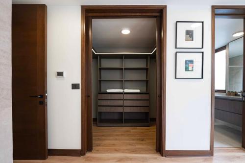 a hallway with a door leading to a closet at AT HOME El Golf in Santiago
