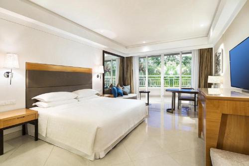 Postel nebo postele na pokoji v ubytování Sheraton Haikou Hotel
