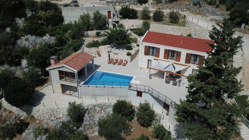 - une vue aérienne sur une maison avec une piscine dans l'établissement Villa Ivka, à Ploče