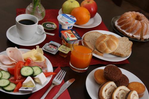 Opțiuni de mic dejun disponibile oaspeților de la Hotel Klara