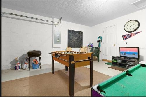 Cette chambre dispose d'une table de ping-pong et d'une télévision. dans l'établissement Tropical Escape by Shine Villas 244 villa, à Kissimmee