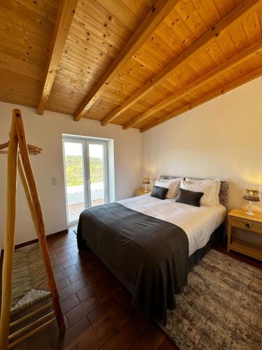 Giường trong phòng chung tại Monte da Caniveta - Casa dos Compadres