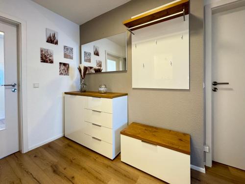 A kitchen or kitchenette at 3 Zimmer Apartment, 90 qm, ruhig und zentrumsnah, max 6 Pers, 15 qm Balkon , private Garage, Internet 1000 MBit