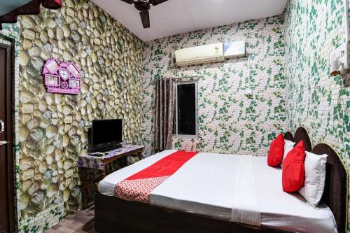 1 dormitorio con cama y pared de piedra en OYO Flagship Hotel Shreyansh Inn en Cuttack