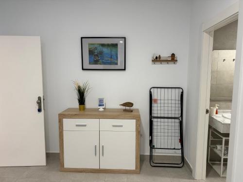 La salle de bains est pourvue d'un comptoir avec un lavabo et un miroir. dans l'établissement Casa Elias - Costa Calma Sun & Beach, à Costa Calma