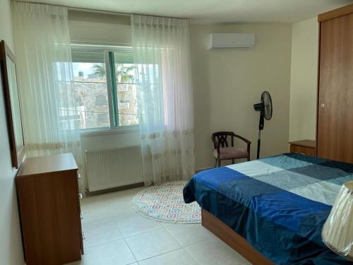 Postel nebo postele na pokoji v ubytování Khalda Renovated 3 Bedroom Apartment