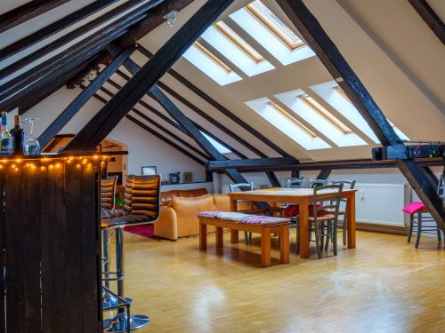a living room with a table and chairs in a room at Urban Living unter den Dächern der Göttinger Altstadt in Göttingen