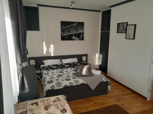 Postel nebo postele na pokoji v ubytování Nyírfa Apartmanház