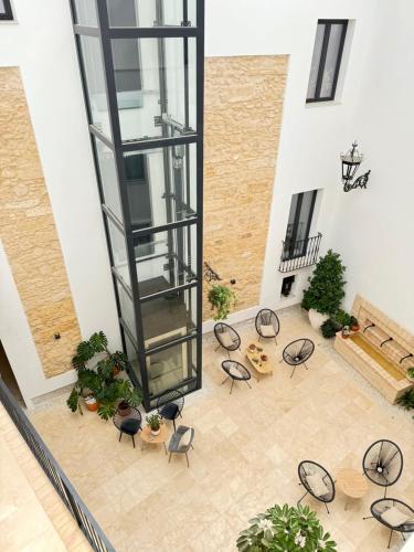 an overhead view of a lobby with tables and chairs at Casa Boutique Navarro in Montilla
