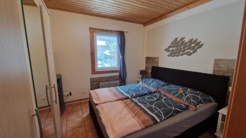 Schlafzimmer mit einem Bett und einem Fenster in der Unterkunft Ferienhaus Familie Hofer in Stockenboi