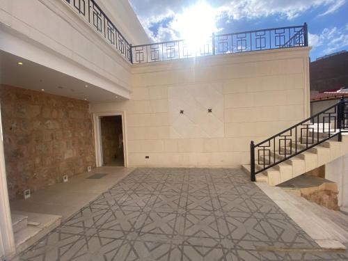 Habitación grande con escalera en la pared en Petra Karam Hotel en Wadi Musa