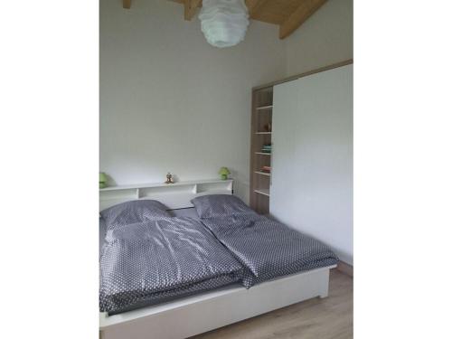 1 dormitorio con cama y espejo en Holiday home Am Dachsberg, en Burkhardtsdorf