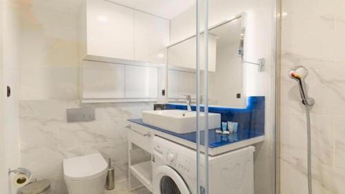 uma casa de banho com um lavatório, um WC e um chuveiro em Holiday in orbi city em Batumi