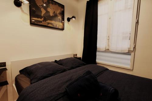 - une chambre avec un lit et une fenêtre dans l'établissement Joli studio Paris Le Marais - 1'min Rambuteau Station, à Paris