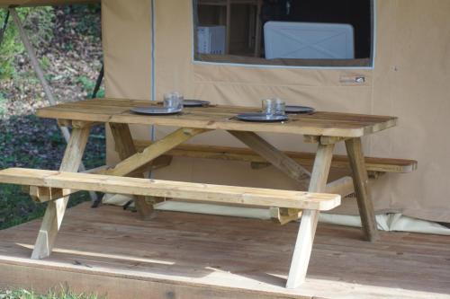 Gallery image of Camping EAU NATURELLE 2 étoiles Bungalow ou Tente 4 personnes dans un environnement calme et dépaysant in Tursac