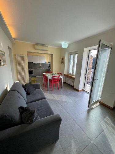 una sala de estar con un sofá y una mesa en Appartamenti Michela, en Camogli