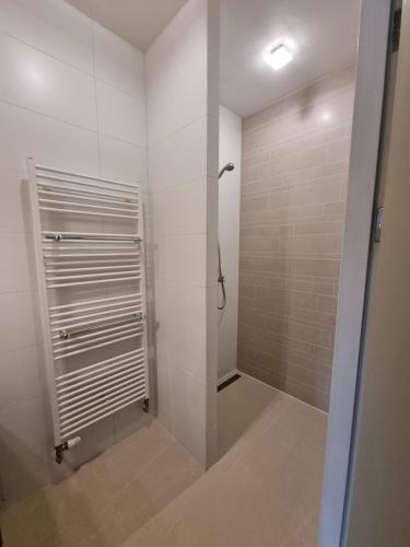 um chuveiro com uma porta de vidro na casa de banho em Rest & Rust em Werkhoven