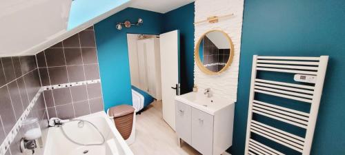シャトーブリアンにあるAppartement de Charme - Centre Villeの青い壁のバスルーム(白い洗面台付)