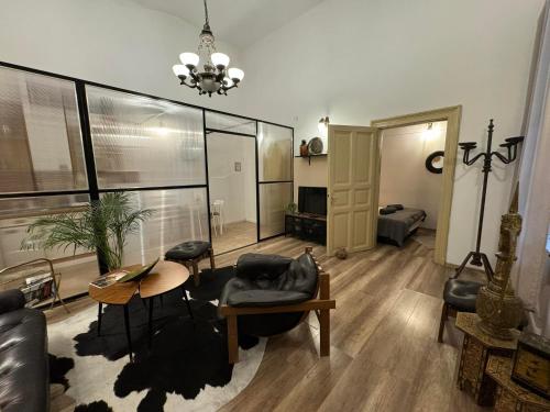 ein Wohnzimmer mit einer Couch und einem Tisch und Stühlen in der Unterkunft Kahwa Apartments in Budapest