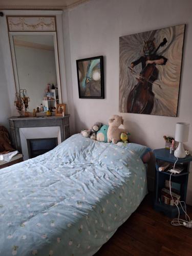 une chambre avec un lit avec un ours en peluche dessus dans l'établissement Appartement de charme pres de Montmartre, à Paris