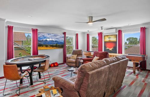 フラッグスタッフにある303 BnB Inn Flagstaffのソファとテーブルのあるリビングルーム
