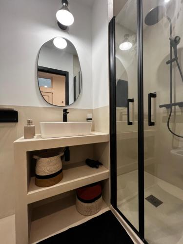 une salle de bain avec un lavabo et un miroir dans l'établissement The Studio Family - Le Terracotta, à Dijon