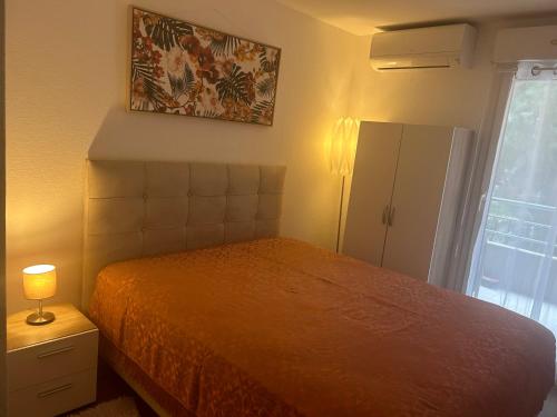 une chambre avec un lit et un tableau au mur dans l'établissement Moderne 2 pièces centre de Cannes, à Cannes