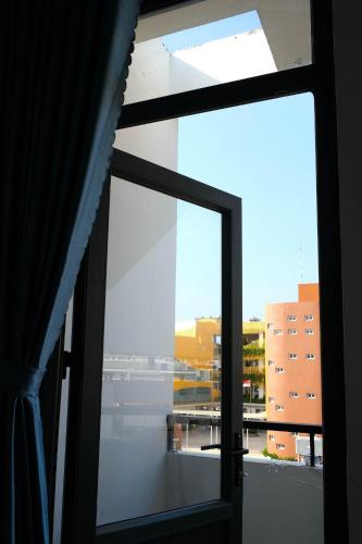 Rõdu või terrass majutusasutuses Hiếu Sang 68 Hostel & Villas Seaview Bến tàu Rạch Giá miễn phí xe đón tiễn 24l24