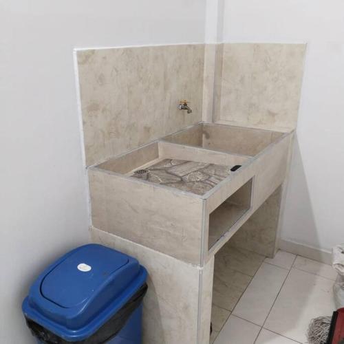ein Badezimmer mit einer Dusche und einem blauen WC in der Unterkunft Hermoso apartamento en Popayán in Popayan