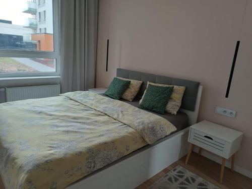 uma cama num quarto com uma janela em Nowy apartament w okolicach centrum em Siedlce