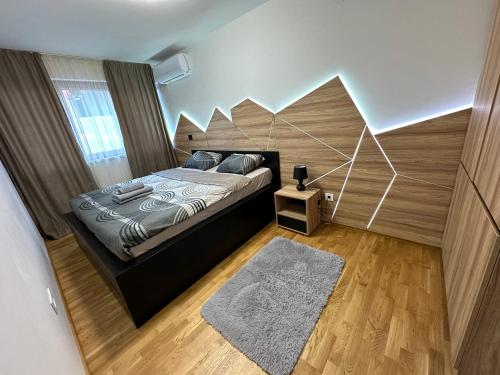 1 dormitorio con 1 cama con cabecero geométrico en MAR Residence 5 en Niš