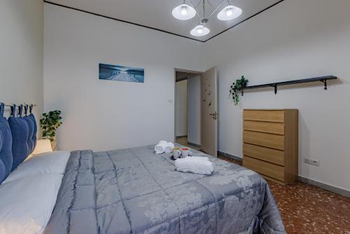 ローマにあるPigneto Smart Apartmentのベッドルーム1室(大型ベッド1台、動物2匹の詰め物付)