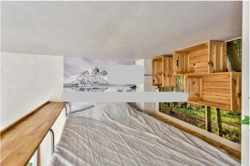 - une chambre avec un lit offrant une vue sur la montagne dans l'établissement Coquet studio Bordeaux proche tram et Quais, à Bordeaux