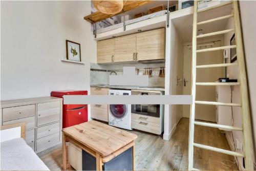 une cuisine avec une mezzanine et une buanderie dans l'établissement Coquet studio Bordeaux proche tram et Quais, à Bordeaux