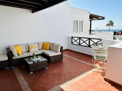 un soggiorno con divano e tavolo di Hope house Lanzarote a Puerto del Carmen