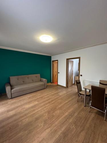 a living room with a couch and a table at Apartament Pruneanu in Câmpia Turzii