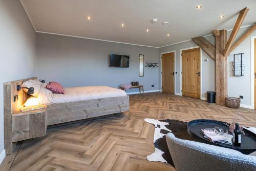 1 dormitorio con 1 cama con chimenea en Jantje Slot Hoeve, en Oosterzee