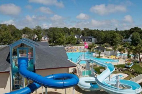une image d'un parc aquatique dans un complexe dans l'établissement Mobil-home 6/8 personnes au Domaine de Kerlann, Pont-Aven, à Pont-Aven