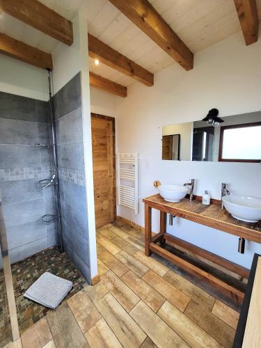 une salle de bain avec deux lavabos et une douche dans l'établissement Chalet des Jonquilles - Au calme, bordant la forêt, à Gerbépal