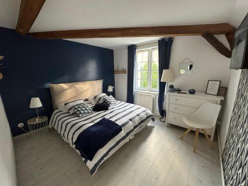 a bedroom with a bed and a chair and a window at 2 chambres, 4 a 6 voyageurs en centre ville, à 5 mins du zoo in La Flèche