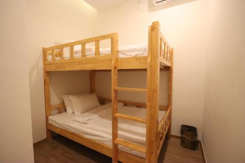 ナゴヤにあるCasabella Homestay 103 Batam Penuinの部屋に二段ベッドがいくつかある