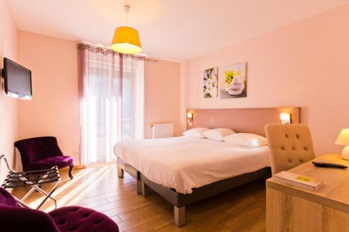 Ένα ή περισσότερα κρεβάτια σε δωμάτιο στο Hôtel du Parc